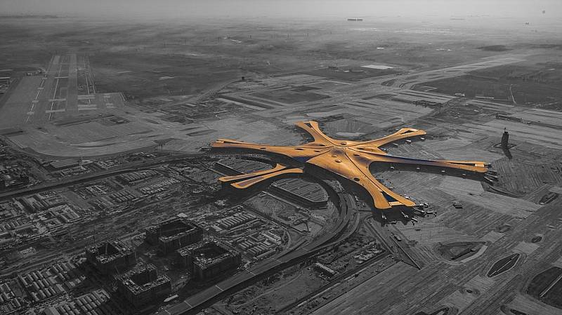 Letiště Daxing v čínském Pekingu je od svého vzniku rozlohou největším letištěm na světě. Jeho jedinečný terminál navrhovala Zaha Hadid.