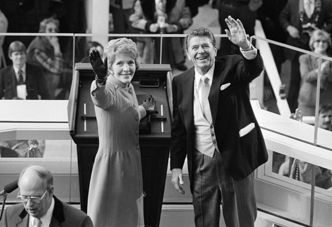 Americký prezident Ronald Reagan s manželkou Nancy na snímku z 20. ledna 1981