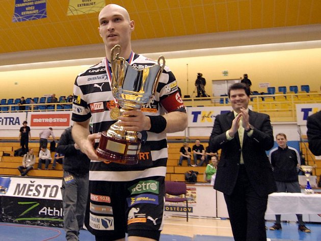 The star of Tatran floorball players Milan Fridrich with a trophy for the winner of the ČFuB Cup.