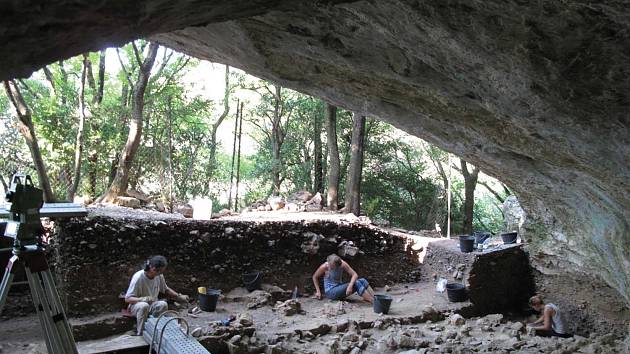 Jeskyně Mandrin, pohled ze zadní strany přístřešku.