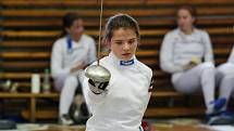 Ve sportovním šermu se bojuje fleretem, zásahy registruje elektrický přístroj.