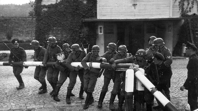 Němečtí vojáci bourají spolu s celníky Svobodného města Gdaňsk 1. září 1939 hraniční závoru v Sopotech, oddělující tzv. Polský koridor od zbytku Německa. Koridor zaručoval Polsku přístup k moři a ke gdaňskému přístavu