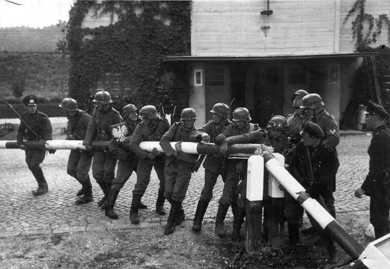 Němečtí vojáci bourají spolu s celníky Svobodného města Gdaňsk 1. září 1939 hraniční závoru v Sopotech, oddělující tzv. Polský koridor od zbytku Německa. Koridor zaručoval Polsku přístup k moři a ke gdaňskému přístavu