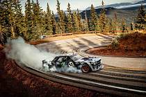 Ken Block, Ford Mustang Hoonicorn a takzvaná Climbkhana na hoře Pikes Peak.