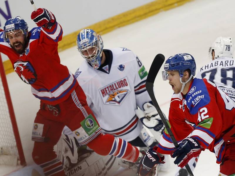 Hokejisté Lva Praha (v červeném) se radují z gólu proti Magnitogorsku.