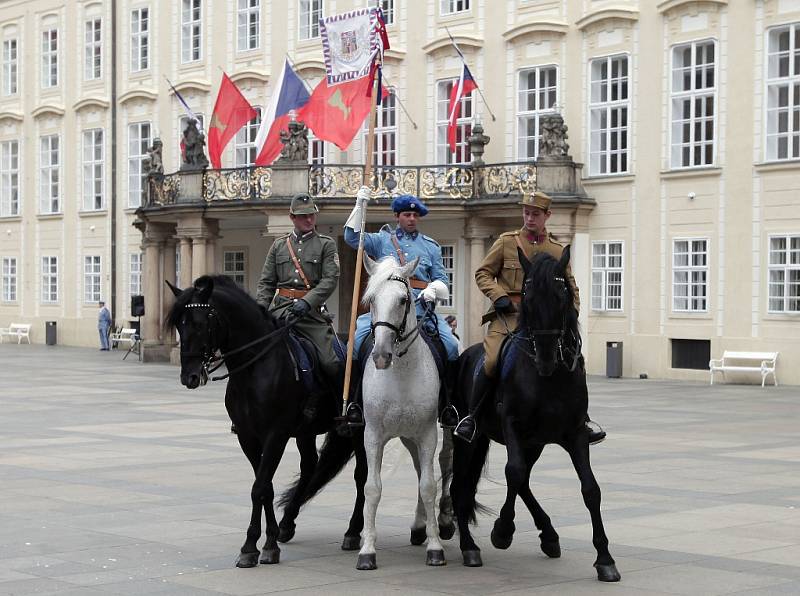 Návštěva kasáren Hradní stráže a ceremoniál v Den ozbrojených sil.