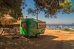 Noen innbyggere på Ibiza har flyttet inn i campingvogner, campingvogner og maringotekas.