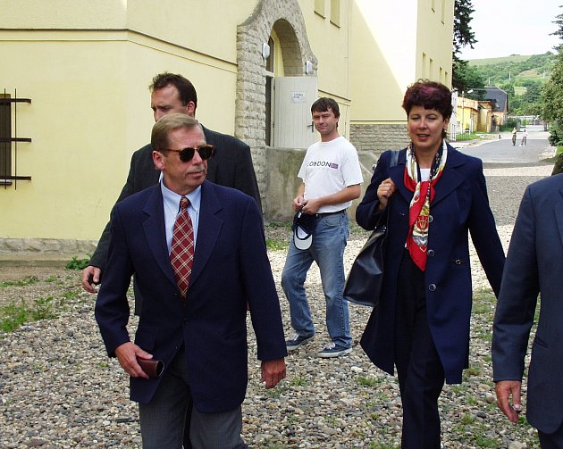 V roce 2002 Českou republiku zasáhly jedny z nejničivějších povodní v historii. Velká voda ničila zejména Čechy. Prezident Václav Havel vyrazil do postižených oblastí, kde se setkal s evakuovanými a osobně viděl škody, které živel napáchal.