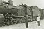 Parní lokomotiva se železničními zaměstnanci ve stanici Podivín v 50. letech minuého století