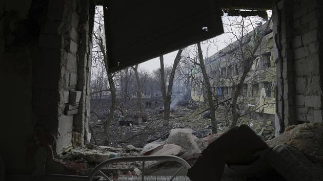 Snímek z 9. března ukazuje pohled do dvora porodnice v Mariupolu zničené ruským ostřelováním