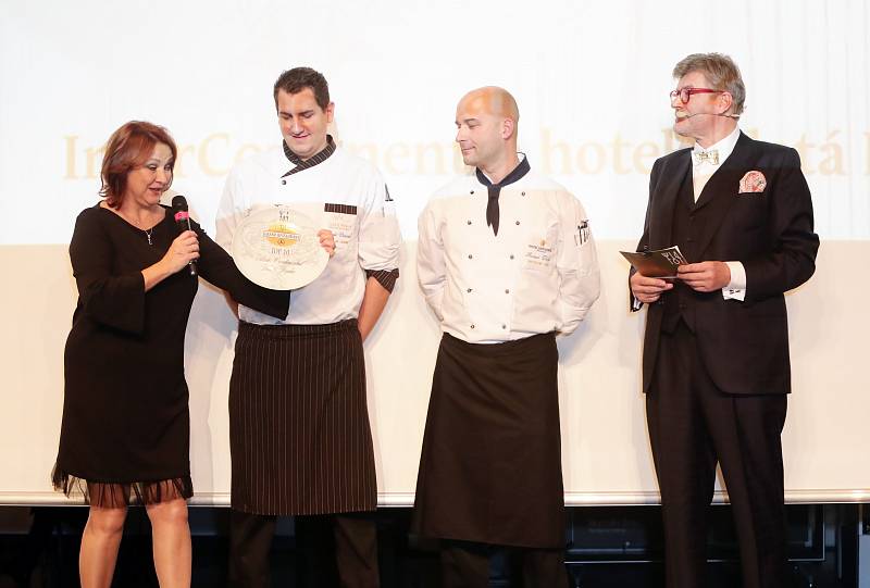 Přehled a hodnocení nejlepších restaurací na české gastronomické mapě v režii Pavla Maurera (vpravo).