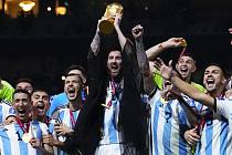 Finálové utkání Argentina - Francie na fotbalovém MS v katarském Lusailu, 18. prosince 2022. Lionel Messi z Argentiny drží nad hlavou trofej pro mistry světa