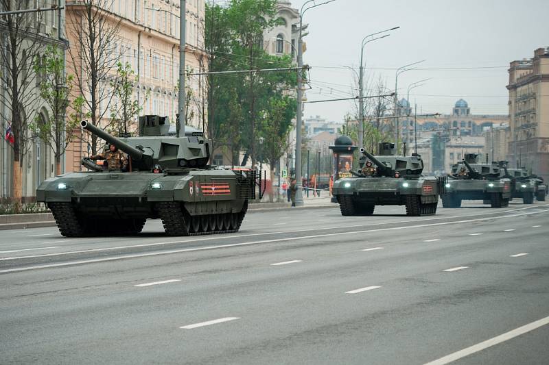 Moderní tank T-14 Armata je teprve na počátku výrobního cyklu. Jeho produkci zbrzdily mezinárodní sankce uvalené na Rusko po anexi Krymu, které zastavily import nezbytné elektroniky ze západních zemí.