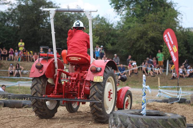 Také Porsche traktor úspěšně zdolal trať