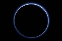 Pluto má podle fotografií ze sondy New Horizons modrou oblohu. 