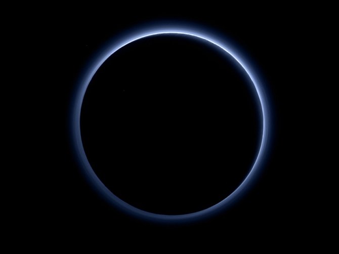 Pluto má podle fotografií ze sondy New Horizons modrou oblohu. 