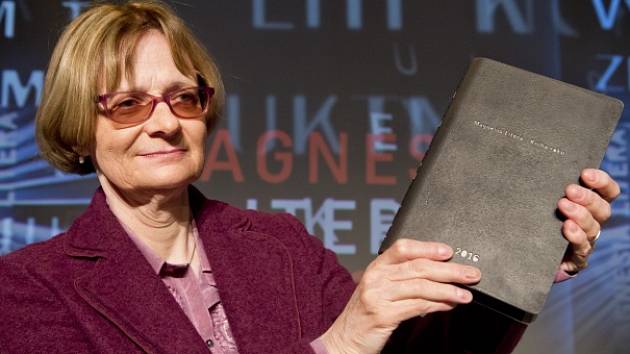 Spisovatelka Daniela Hodrová získala 5. dubna v Praze hlavní cenu v soutěži Magnesia Litera. Její román Točité věty se stal Knihou roku 2016.