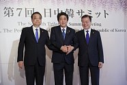 Čínský premiér Li Kche-čchiang, japonský premiér Šinzó Abe a jihokorejský prezident Mun Če-in