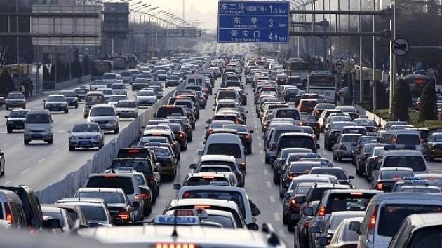Dopravní zácpa v Pekingu.