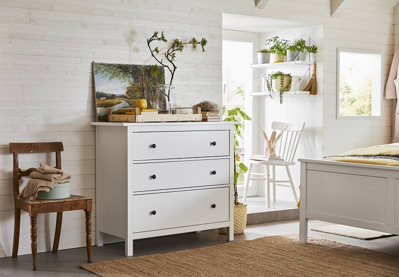  Když jsou stěny obloženy dřevem, je nábytek v bílé barvě skvělou volbou.