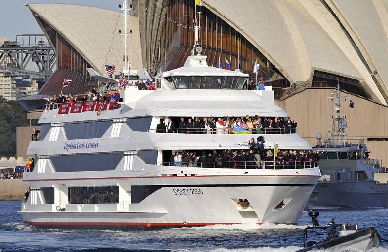 Papež (uprostřed na druhé palubě) při vyhlídkové plavbě před slavnou Operou v Sydney.