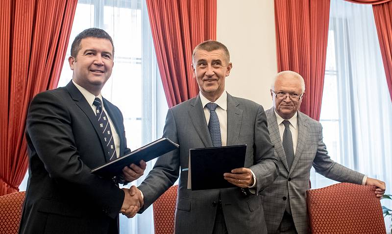 Andrej Babiš a Jan Hamáček podepsali 10. července koaliční smlouvy o spolupráci ANO a ČSSD ve vládě.