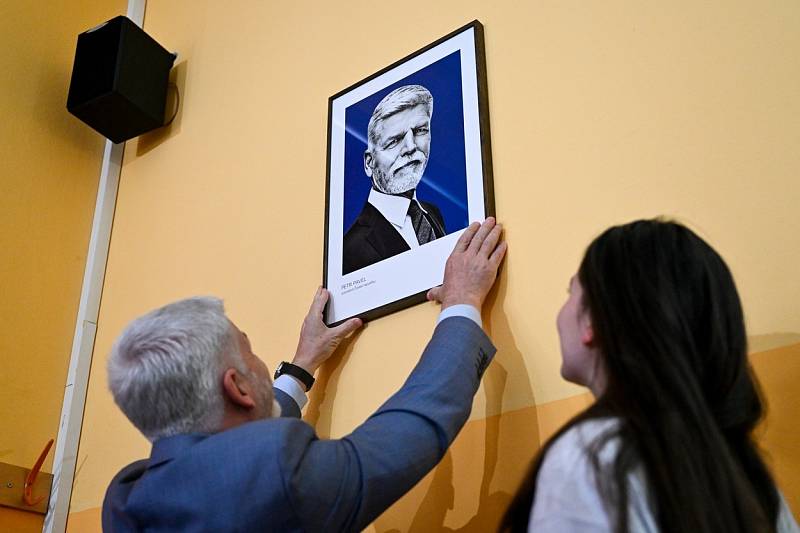 Prezident Petr Pavel (vlevo) představil svůj oficiální portrét