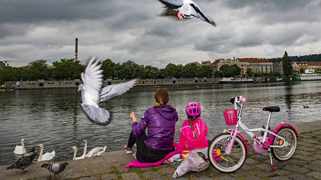 Děti sedí na pražské náplavce. Ilustrační foto