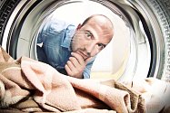 Radši než na praní rekordmani používají pračku na házení. Přece jen praní je pro muže mnohdy neoblíbená činnost a takové posilování s pračkou je daleko lepší. Ale pak ty náklady za novou :-). Ilustrační foto