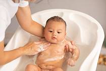 Tělo novorozence pokrývá mázek. Ten chrání pokožku dítěte před vysycháním a také pomáhá udržet tělesnou teplotu.