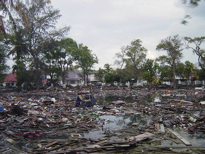 Naprosto zničená a troskami zanesená ulice v centru města Banda Aceh na Sumatře v Indonésii po masivní cunami, která zasáhla tuto oblast dne 26. prosince 2004
