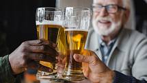 Nejčastějšími každodenními popíječi alkoholu jsou podle průzkumů senioři.
