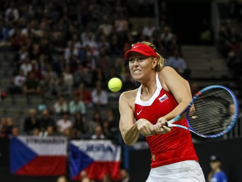 Maria Šarapovová ve finále Fed Cupu proti Petře Kvitové.