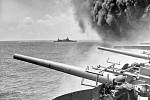 Na snímku z křižníku USS Astoria je vidět kouř stoupající ze zasažené letadlové lodi USS Yorktown během bitvy u Midway