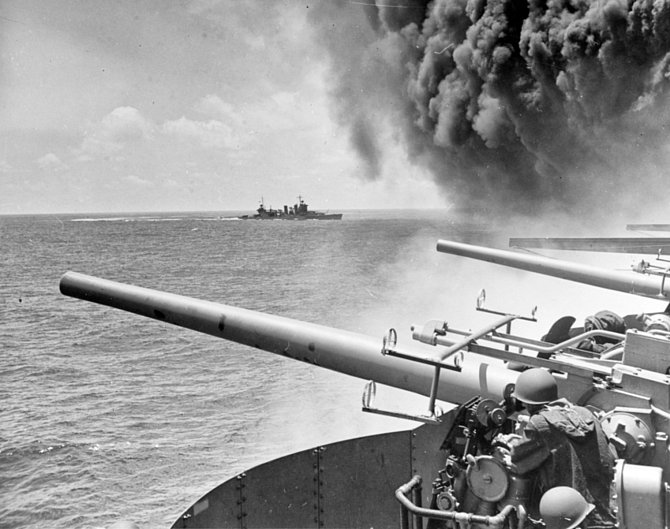 Na snímku z křižníku USS Astoria je vidět kouř stoupající ze zasažené letadlové lodi USS Yorktown během bitvy u Midway