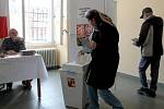 Volební místnost volebního okrsku číslo 1 v Základní škole sv. Voršily v Olomouci krátce po 14. hodině.