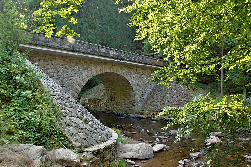 Kamenný most dokončený v roce 1903 je začátkem naučné stezky Zemská brána, která vede podél říčky nazvané výstižně Divoká Orlice.