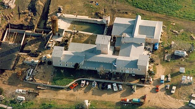 Letecký pohled na komplex sekty Davidiánů, Mount Carmel Center, pořízený během obléhání