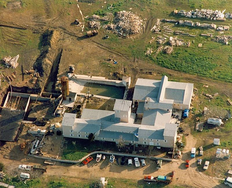 Letecký pohled na komplex sekty Davidiánů, Mount Carmel Center, pořízený během obléhání