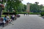 Návrat k životu. Ukrajinci odpočívají v oblíbeném parku před Kyjevskou univerzitou. Mužů v ulicích ale mnoho není, velká část z nich je v armádě.