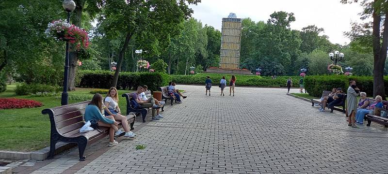 Návrat k životu. Ukrajinci odpočívají v oblíbeném parku před Kyjevskou univerzitou. Mužů v ulicích ale mnoho není, velká část z nich je v armádě.