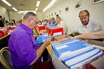 Sociální demokraté sčítali 6. srpna v Praze hlasy vnitrostranického referenda, které může výrazně ovlivnit budoucnost strany. 