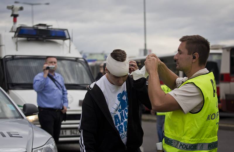 Policisté dohlížejí na Fanoušky Baníku, kteří přijeli k ligovému zápasu se Spartou.