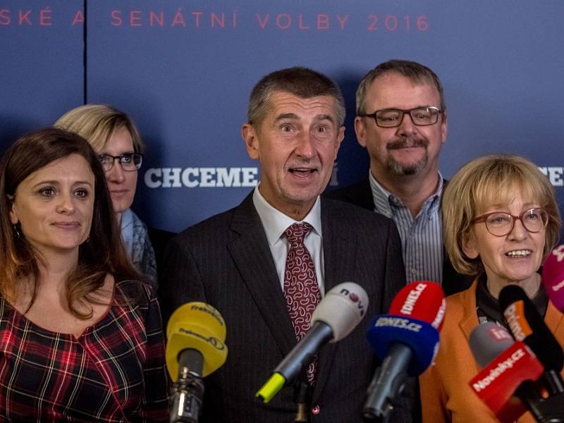 Sledování výsledků krajských a senátních voleb ve volebním štábu ANO, 8. října v Praze. 