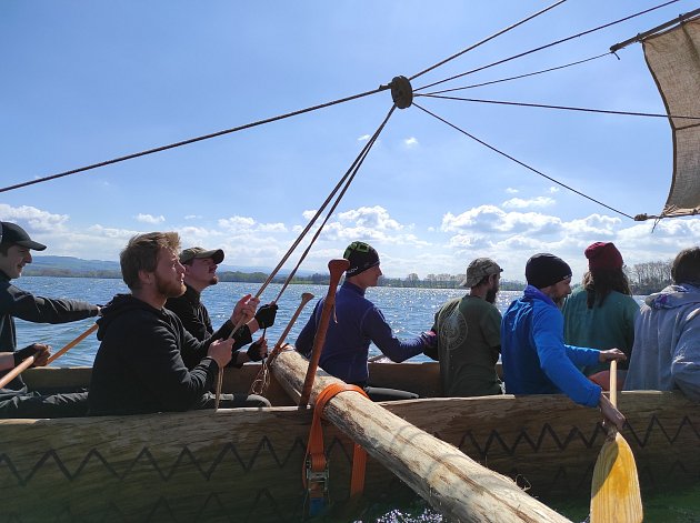 Archeologové otestovali na vlnách vodní nádrže Rozkoš na Náchodsku člun z takřka 300 let starého dubu. Později se s ním vydají do Egejského moře