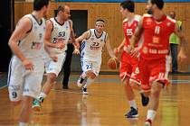 Basketbalisté Nymburku (v červeném) proti Ostravě.