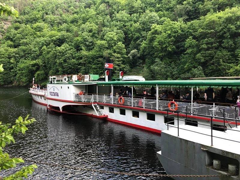 Vltava je nejdelší řekou na území Česka. Pramení na Šumavě, u obce Černý Kříž.