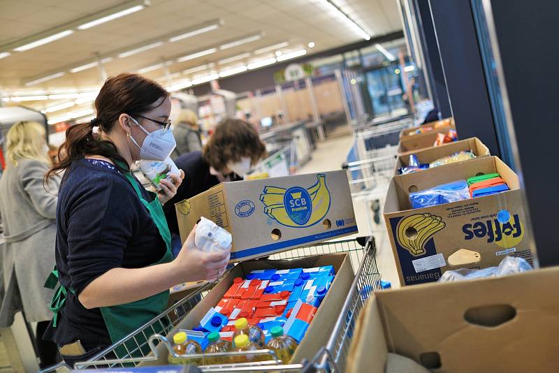 Již tradiční charitativní potravinová sbírka vyvolala v Ústí nad Labem opět poměrně velký zájem. Jednotlivé organizace či potom přímo samotná potravinová banka přerozdělují potřebným vybrané potraviny a drogerii. Sbírky se konaly snad v každém supermarket