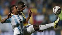 Carlos Tévez z Argentiny (vlevo) a Cristian Zapata z Kolumbie.