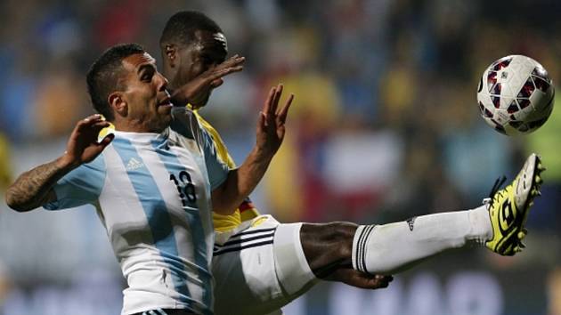 Carlos Tévez z Argentiny (vlevo) a Cristian Zapata z Kolumbie.